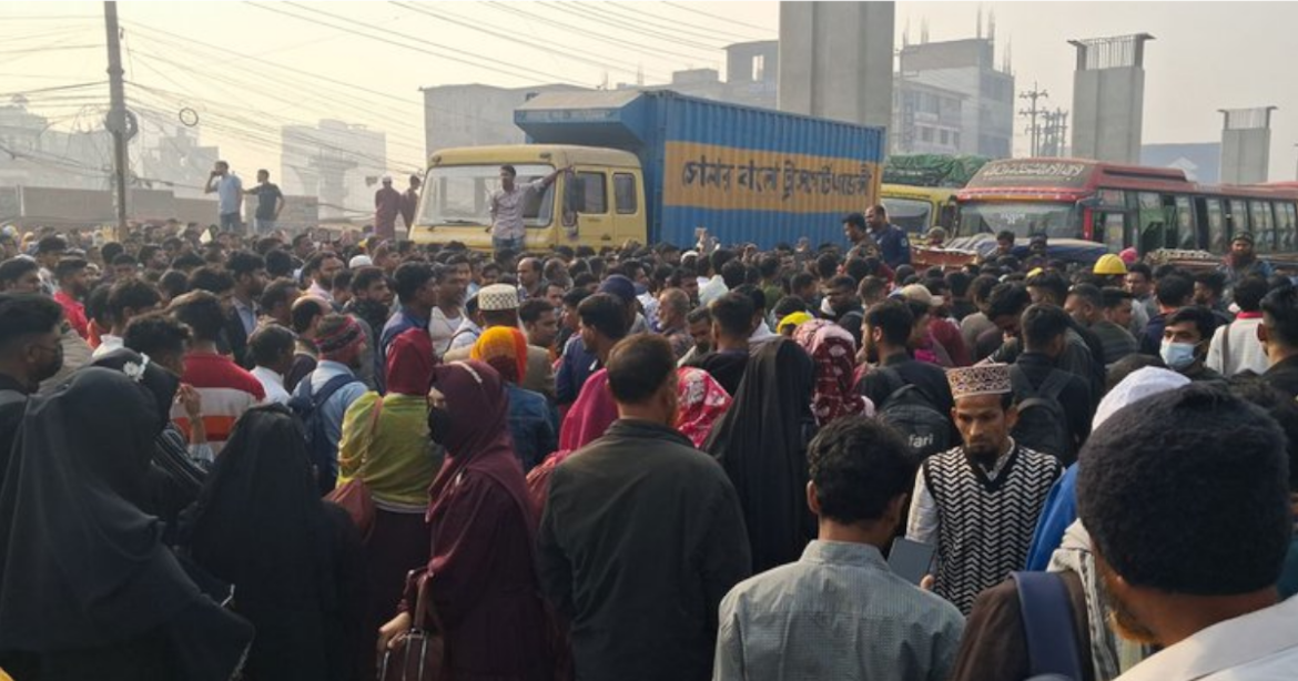 অতিরিক্ত বাস ভাড়া আদায়ের অভিযোগে নবীনগর-চন্দ্রা মহাসড়ক অবরোধ করেছেন পোশাক শ্রমিক ও ঘরমুখো মানুষ।