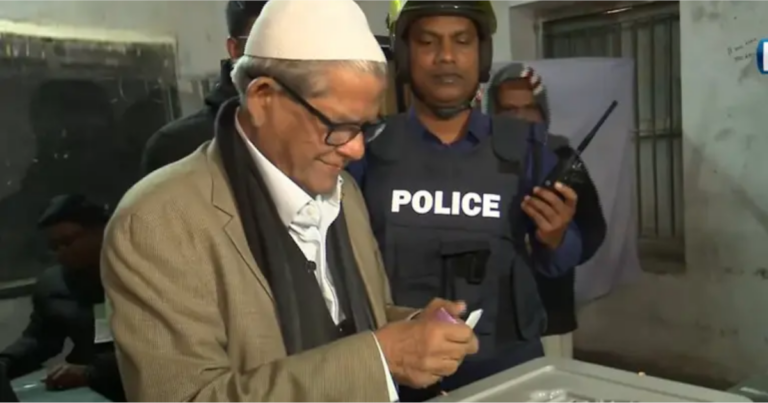 নিজ এলাকায় ভোট দিলেন মির্জা ফখরুল