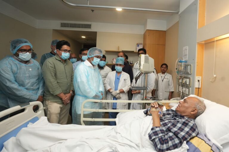 রুহুল কবির রিজভীকে দেখতে হাসপাতালে তারেক রহমান