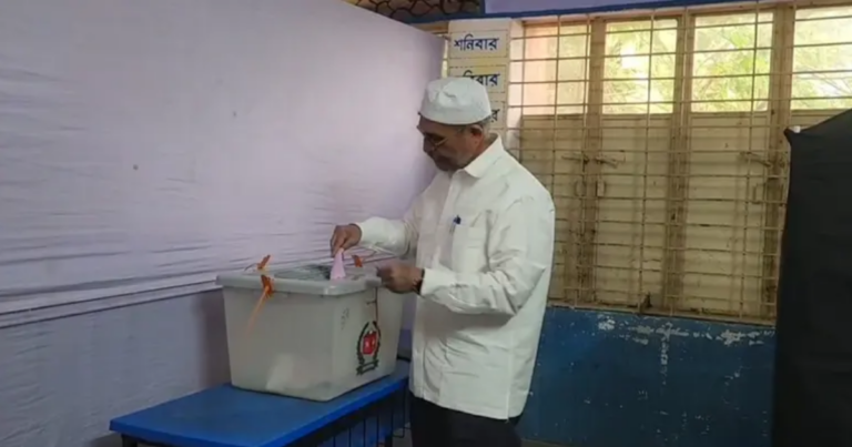 দীর্ঘ ১৭ বছর পর ভোট দিলেন লুৎফুজ্জামান বাবর