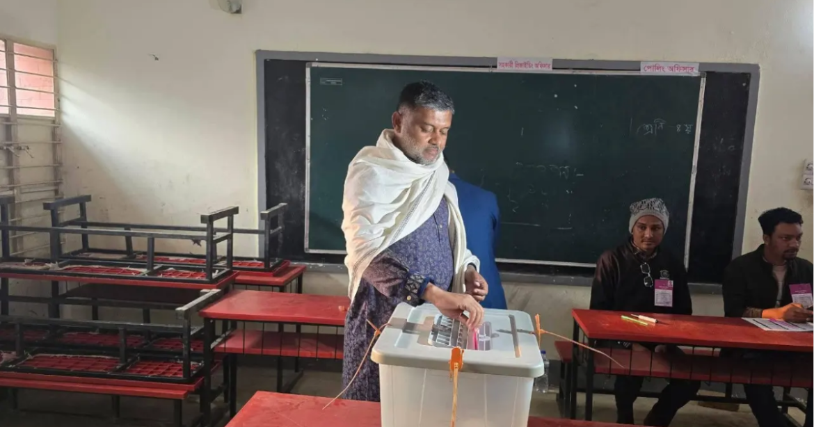 নিজ এলাকায় ভোট দিয়েছেন সুনামগঞ্জ-২ আসনে জামায়াতে ইসলামী প্রার্থী ও সুপ্রিম কোর্টে আপিল বিভাগের সিনিয়র আইনজীবী মোহাম্মদ শিশির মনির।