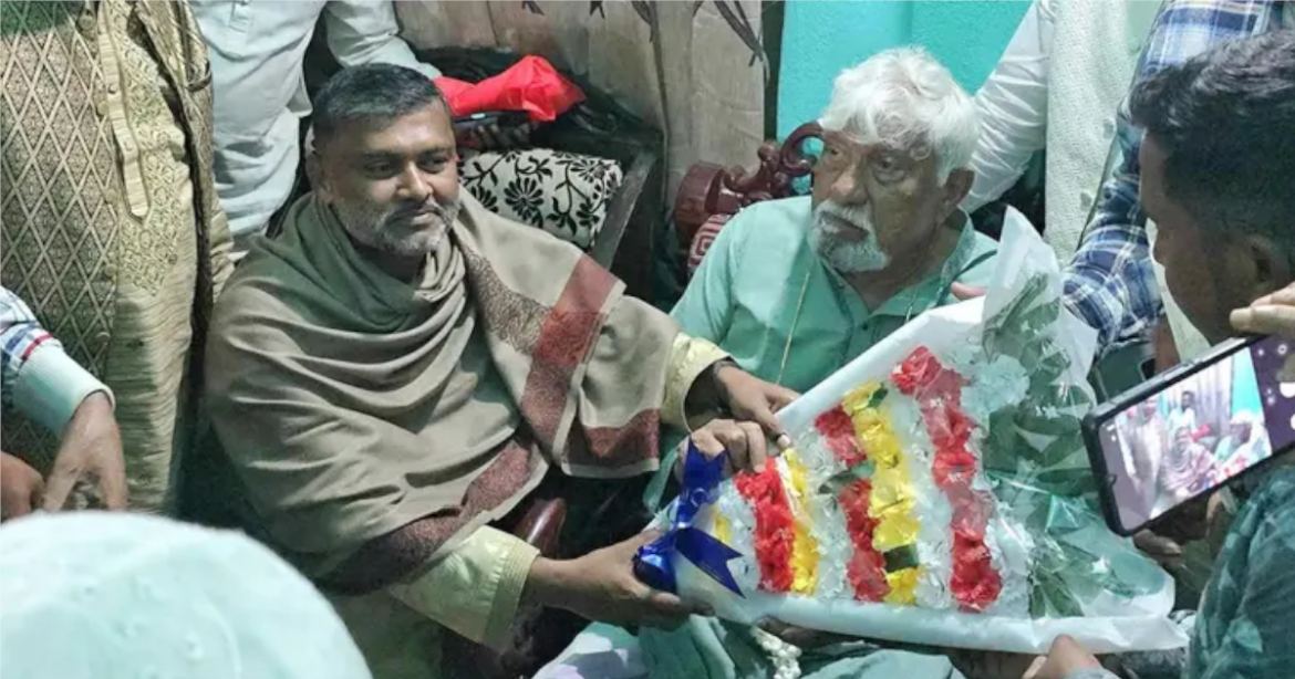 পরাজিত হয়েও জয়ী বিএনপি প্রার্থী নাছির উদ্দিন চৌধুরী'র বাসায় গিয়ে ফুলেল শুভেচ্ছা জানিয়েছেন আইনজীবী শিশির মনির।