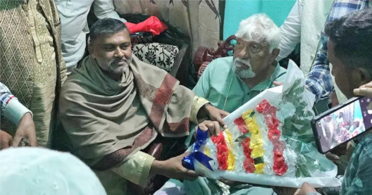বিজয়ী প্রার্থীর বাড়িতে ফুল নিয়ে শিশির মনির