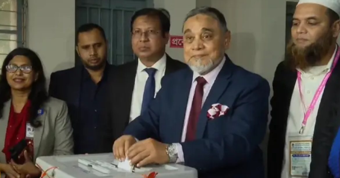 ভোট দিয়েছেন প্রধান নির্বাচন কমিশনার (সিইসি) এ এম এম নাসির উদ্দিন।