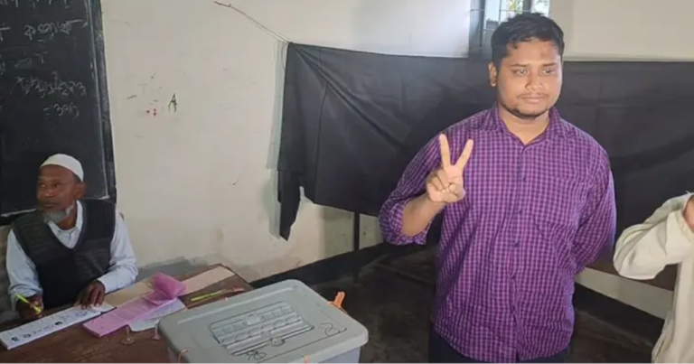 কুমিল্লায় ভোট দিলেন হাসনাত আবদুল্লাহ