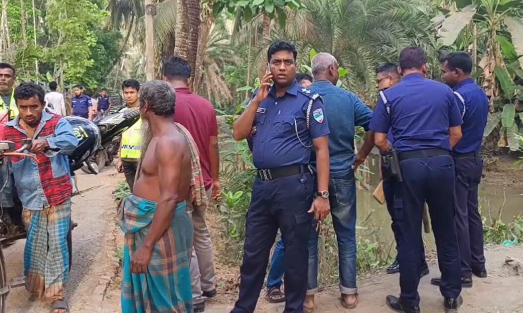বাগেরহাটে পুলিশকে কুপিয়ে আসামি ছিনতাই
