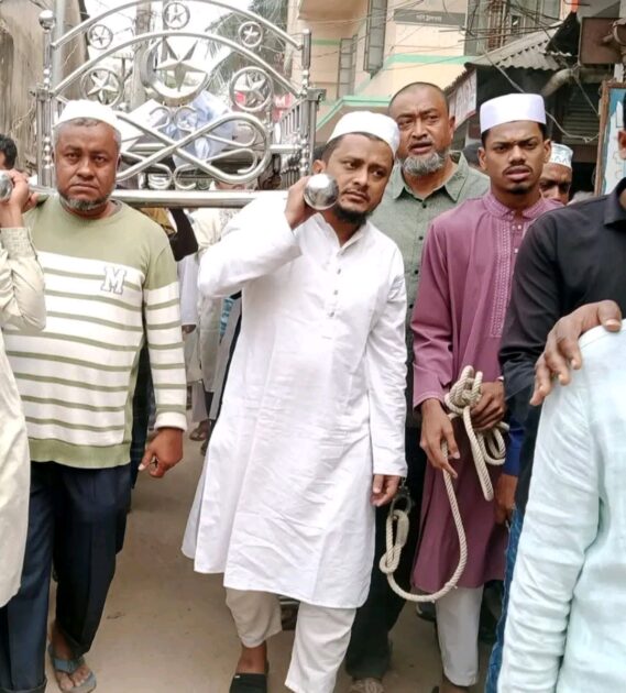 প্যারোলে মুক্তি পেয়ে বাবার জানাজায় যুবলীগ নেতা