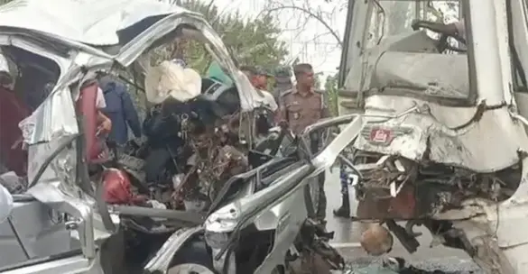 খুলনা-মোংলা মহাসড়কের বেলাই ব্রিজের কাছে সড়ক দুর্ঘটনা।