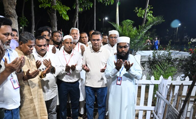 দিনাজপুরে নানা-নানীর কবর জিয়ারত করলেন প্রধানমন্ত্রী