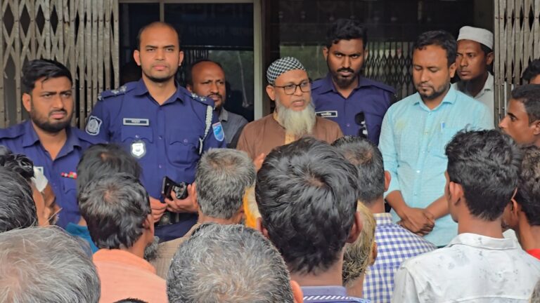 কিশোরগঞ্জে পাট বীজ না পেয়ে গবেষণা কেন্দ্র ঘেরাও, গুদামরক্ষক অবরুদ্ধ