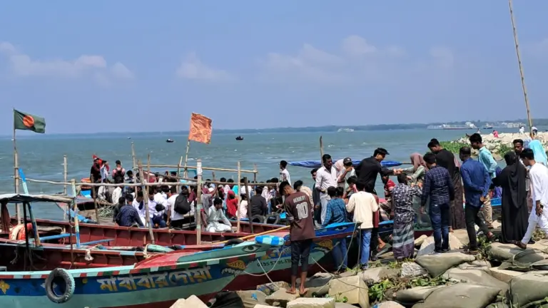 চাঁদপুরের তিন নদীর মোহনায় দর্শনার্থীদের উপচে পড়া ভিড়