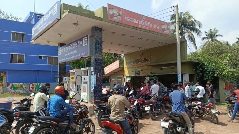 বাগেরহাটে জ্বালানি তেলের সংকট, চালকদের ভোগান্তি
