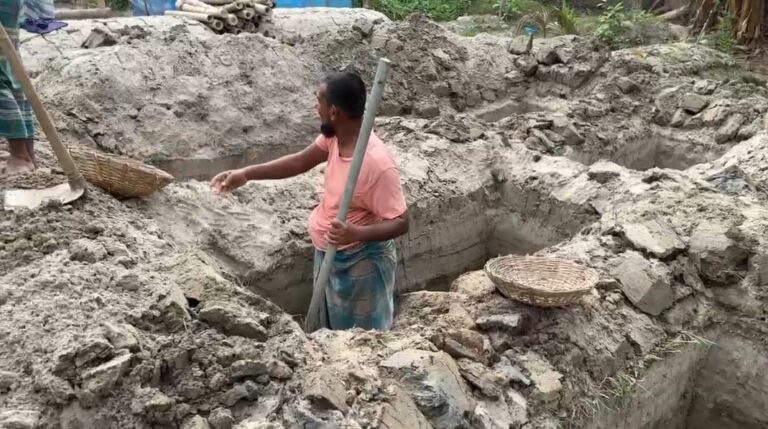 দাফন করা হয়েছে আব্দুর রাজ্জাকের পরিবারের ৯ সদস্যকে