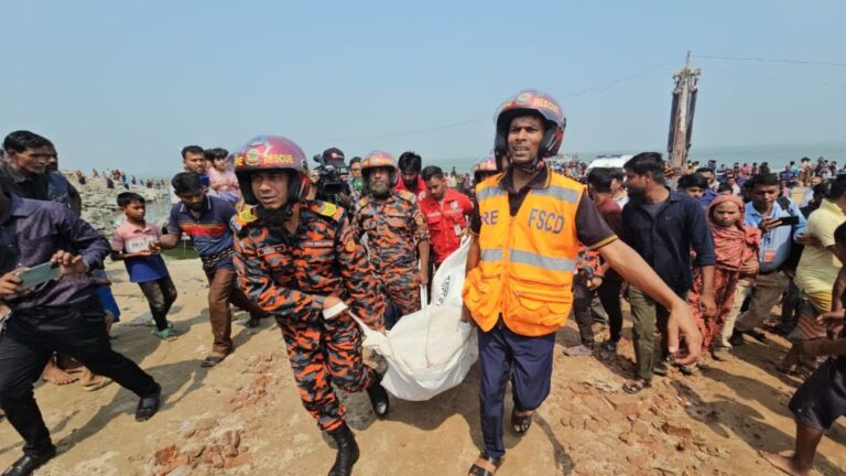 দৌলতদিয়া ফেরিঘাটে স্বজনদের আহাজারি, ২৬ মরদেহ উদ্ধার
