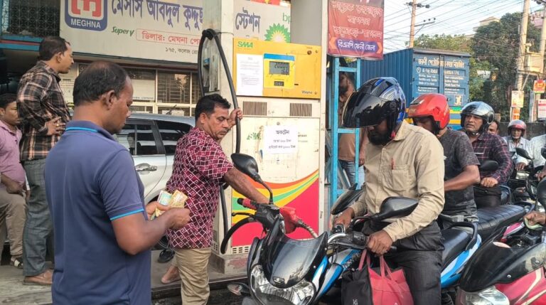 বৈধ লাইসেন্স ছাড়া মিলছে না তেল, জরিমানা গুনছেন চালকরা