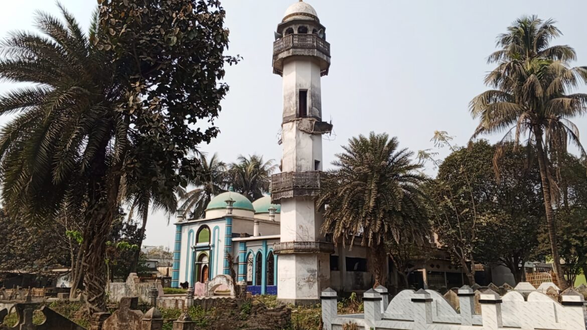 ঐতিহাসিক নিদর্শন ও ধর্মীয় ঐতিহ্যের ধারক হিসেবে পরিচিত তিন গম্বুজ বিশিষ্ট চুয়াডাঙ্গার বড় মসজিদ
