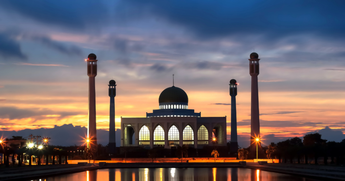 প্রত্যেক প্রাপ্তবয়স্ক নারী ও পুরুষের জন্য পাঁচ ওয়াক্ত নামাজ পড়া ফরজ।