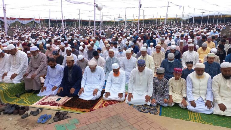 ধর্মীয় ভাবগাম্ভীর্য ও উৎসবের মধ্যদিয়ে পবিত্র ঈদুল ফিতর উদযাপিত