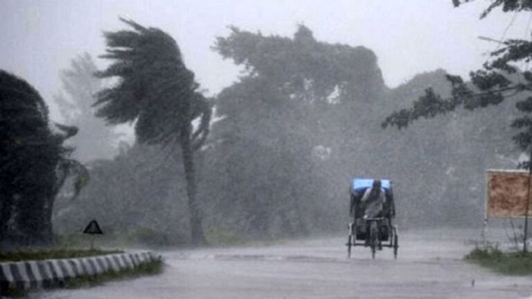 ৬০ কি.মি বেগে আট জেলায়  বজ্রবৃষ্টির আভাস