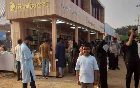 নানা আলোচনা, সমালোচনা আর মন্দা বিক্রির খতিয়ান নিয়ে শেষ হলো এবারের অমর একুশে বইমেলা।