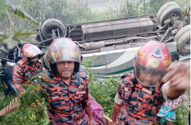 বরিশালে গ্রিনভিউ পরিবহনের বাস খাদে, নারীসহ নিহত ২
