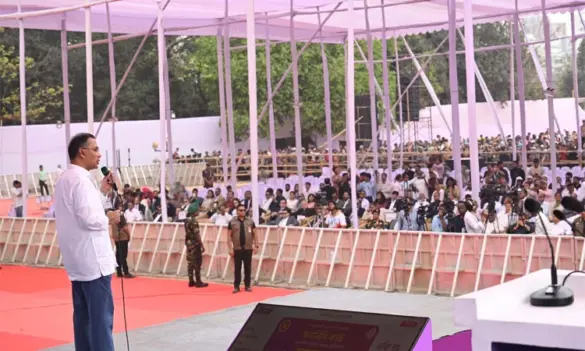 মঙ্গলবার রাজধানীর বনানী টিঅ্যান্ডটি খেলার মাঠে কড়াইল বস্তি সংলগ্ন এলাকায় আয়োজিত ফ্যামিলি কার্ড উদ্বোধন অনুষ্ঠানে বক্তব্য রাখেন প্রধানমন্ত্রী তারেক রহমান।