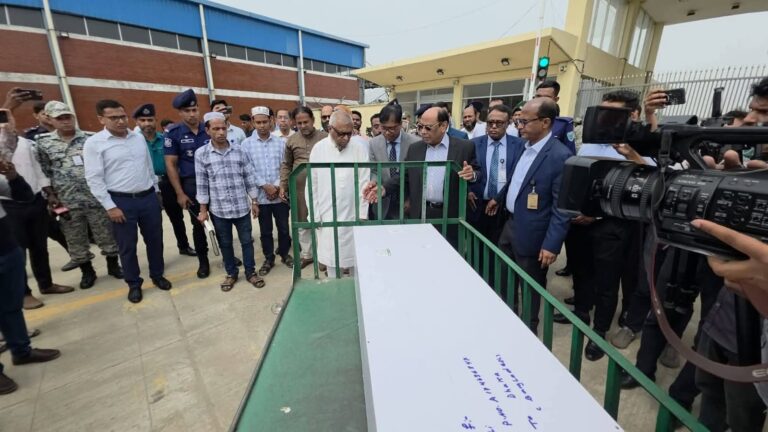 ইরান যুদ্ধে নিহত দুবাই প্রবাসীর লাশ গ্রহণ করলেন প্রবাসী কল্যাণ মন্ত্রী