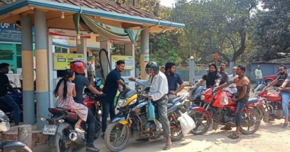 জ্বালানি তেল বিক্রিতে আজ থেকে কোনো রেশনিং থাকছে না বলে জানিয়েছেন বিদ্যুৎ, জ্বালানি ও খনিজসম্পদ প্রতিমন্ত্রী অনিন্দ্য ইসলাম অমিত।