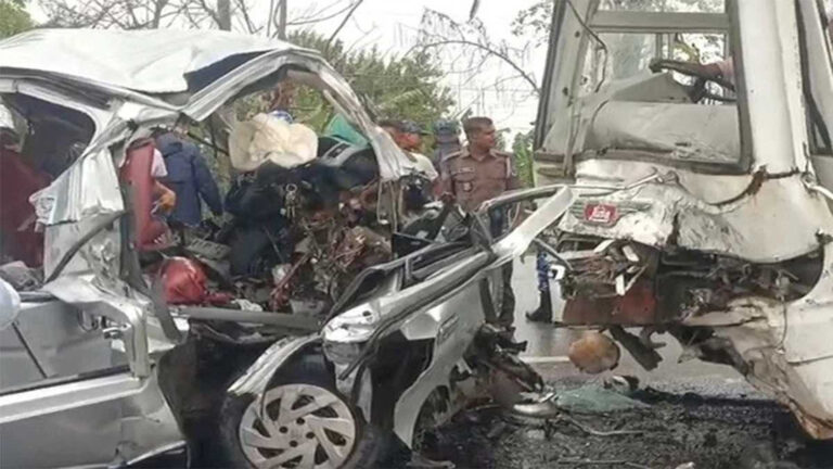 বাগেরহাটে বাস-মাইক্রোবাস সংঘর্ষে নিহত বেড়ে ১৩