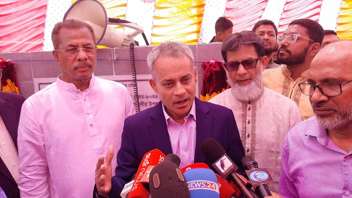 বরিশালের বাকেরগঞ্জ উপজেলায় গোমা সেতুর উদ্বোধন শেষে সাংবাদিকদের সঙ্গে কথা বলেন সেতুমন্ত্রী শেখ রবিউল আলম।