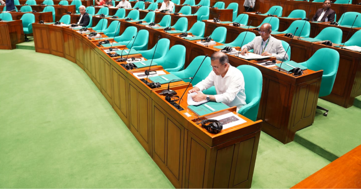 ত্রয়োদশ জাতীয় সংসদের মুলতবি অধিবেশন শুরু হওয়ার ৫ মিনিট আগে নিজের নির্ধারিত আসনে এসে বসেন প্রধানমন্ত্রী তারেক রহমান।