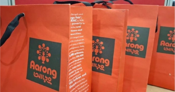 শপিং করার পর ব্যাগের জন্য ক্রেতাদের কাছে অতিরিক্ত অর্থ আদায় বন্ধ করতে লাইফস্টাইল ব্র্যান্ড 'আড়ং'-কে আইনি নোটিশ পাঠানো হয়েছে।