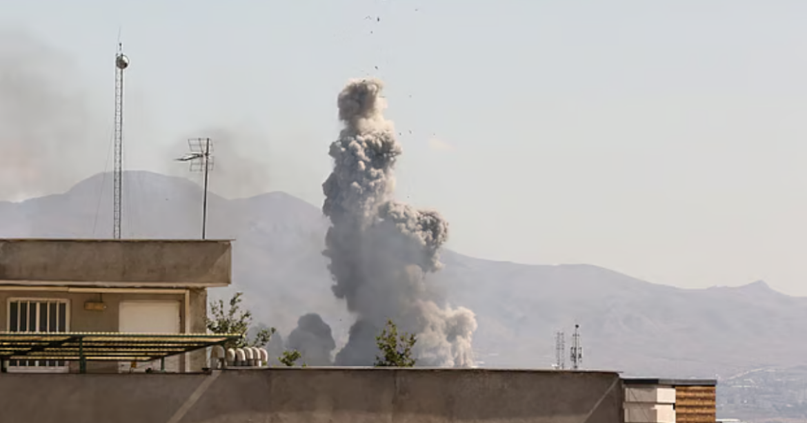 ইরানি ক্ষেপণাস্ত্র হামলায় বাহরাইনে মোহাম্মদ তারেক (৪৮) নামে এক বাংলাদেশি শ্রমিক নিহত ও দুইজন আহত হয়েছেন।