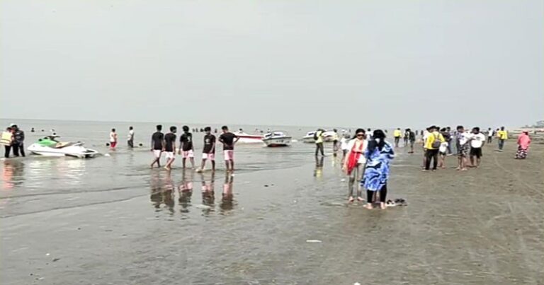 ঈদের দ্বিতীয় দিনে পর্যটকদের পদচারনায় মুখরিত কুয়াকাটা