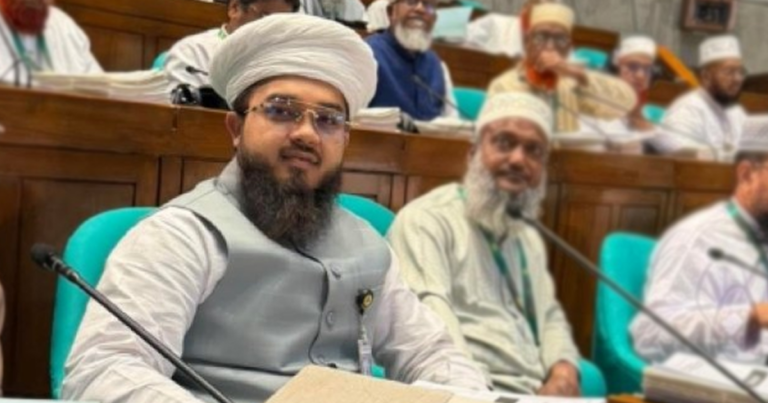 সংসদে নামাজ পড়তে গিয়ে জুতা হারালেন এমপি হানজালা