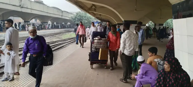 ঈদের ছুটি শেষে ফিরছে রাজধানীবাসী