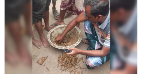 নওগাঁ জেলার ফসলের মাঠ থেকে পরিত্যক্ত অবস্থায় ৩২৫ রাউন্ড থ্রি-নট-থ্রি রাইফেলের গুলি উদ্ধার করেছে পুলিশ।