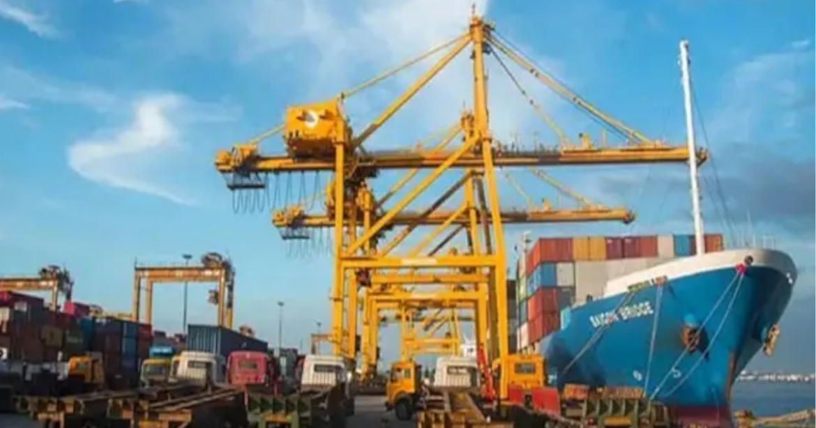 মধ্যপ্রাচ্যে উত্তেজনা পরিস্থিতি শুরুর আগে হরমুজ প্রণালী অতিক্রম করা ১৫টি জাহাজ চট্টগ্রাম বন্দরে পৌঁছাতে শুরু করেছে।