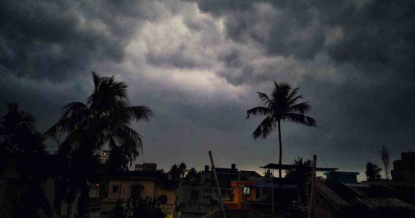 দুপুর ১টার মধ্যে ঢাকাসহ আশপাশ এলাকায় বজ্রবৃষ্টি ও দমকা হাওয়ার সম্ভাবনা রয়েছে।