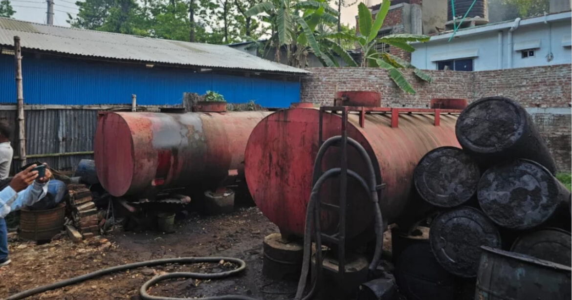 সীতাকুণ্ড উপজেলার একটি তেলের ডিপোতে অভিযান চালিয়ে মজুদকৃত ২৫ হাজার লিটার অবৈধ ডিজেল উদ্ধার করেছে ভ্রাম্যমাণ আদালত।