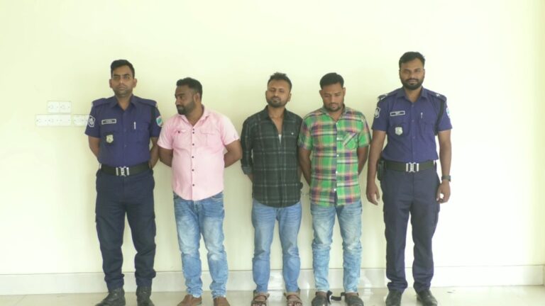 বেনাপোলে ভারতগামী যাত্রীর পাসপোর্ট টাকা ছিনতাই, গ্রেপ্তার ৩