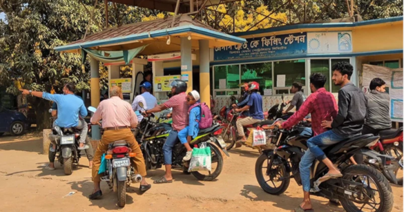 ফিলিং স্টেশন থেকে ভোক্তারা কতটুকু জ্বালানি তেল সংগ্রহ করতে পারবেন, তা নির্ধারণ করে দিয়েছে সরকার।