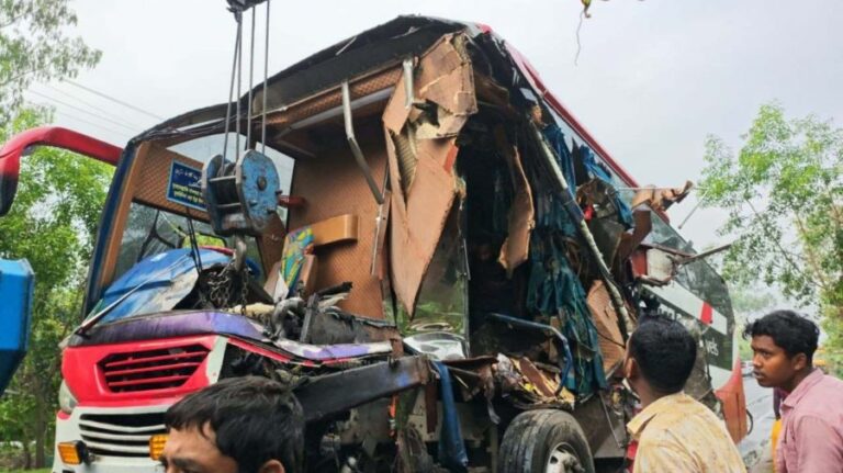 থেমে থাকা ট্রাকে বাসের ধাক্কায় ২ জন নিহত