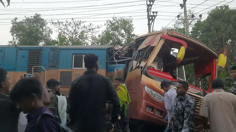 কুমিল্লায় ট্রেনের ধাক্কায় ১২ বাসযাত্রী নিহত