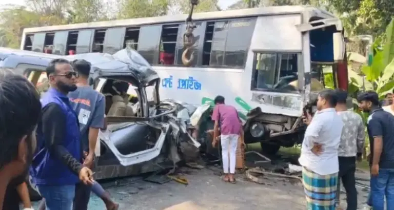 ঢাকা-বরিশাল মহাসড়কে বাস-মাইক্রোবাসের সংঘর্ষে নিহত ২