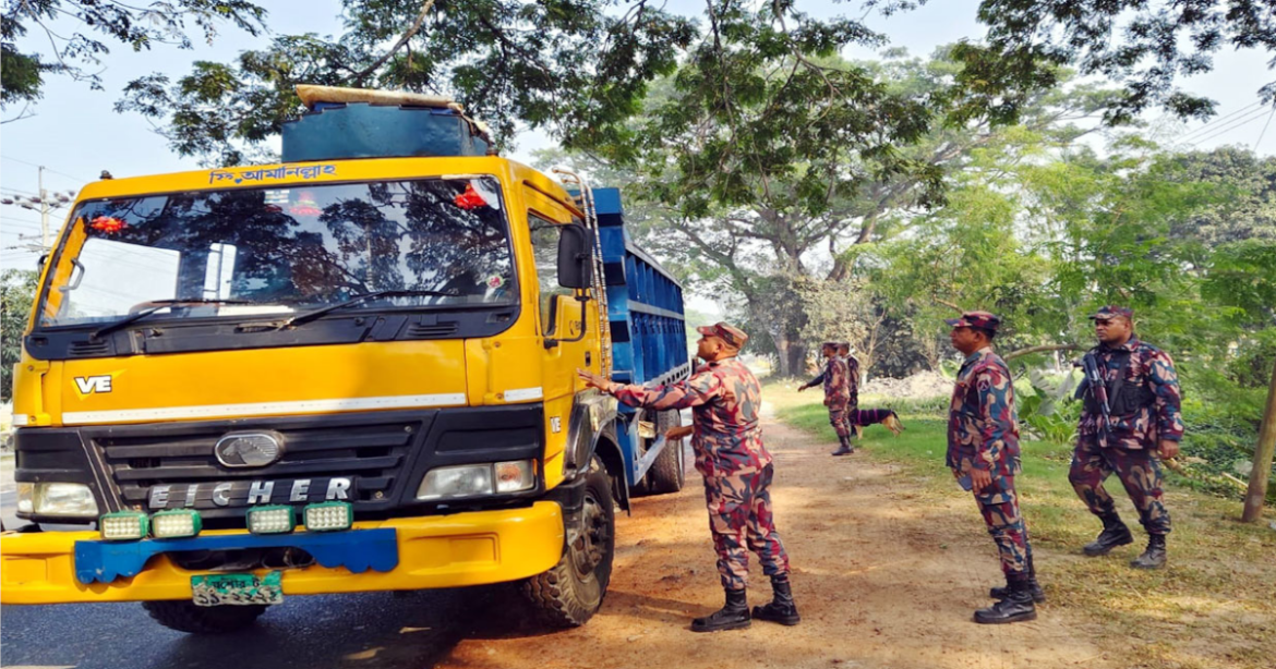 জ্বালানি তেল পাচার রোধে যশোর সীমান্তে জনবল বৃদ্ধি, টহল ও তল্লাশি কার্যক্রম জোরদার করেছে বর্ডার গার্ড বাংলাদেশ (বিজিবি)।