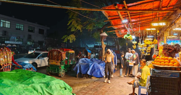 হালকা গরম আর গুমোট পরিস্থিতি পর অবশেষে মৌসুমের প্রথম বৃষ্টিতে ভিজল রাজধানী।
