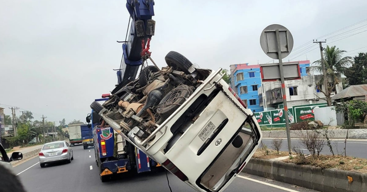 বগুড়া জেলার ঢাকা-বগুড়া মহাসড়কে একটি যাত্রীবাহী মাইক্রোবাস নিয়ন্ত্রণ হারিয়ে রোড ডিভাইডারে ধাক্কা লেগে তিনজন নিহত হয়েছেন।