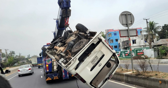 বগুড়া জেলার ঢাকা-বগুড়া মহাসড়কে একটি যাত্রীবাহী মাইক্রোবাস নিয়ন্ত্রণ হারিয়ে রোড ডিভাইডারে ধাক্কা লেগে তিনজন নিহত হয়েছেন।