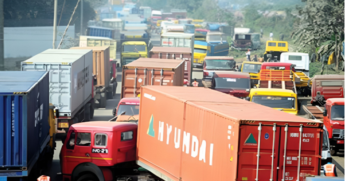 পবিত্র ঈদুল ফিতর উপলক্ষে আজ থেকে (মঙ্গলবার, ১৭ মার্চ) দেশের মহাসড়কে ট্রাক, কাভার্ড ভ্যান ও লরি চলাচল বন্ধ থাকবে।